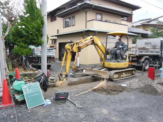 木造２階建て住宅の水道とガス配管を敷地内に引き込む工事を行っております。