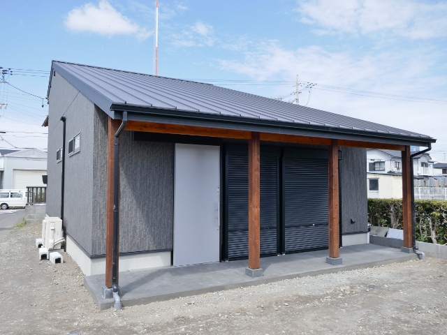 、木造平屋住宅の屋根材をガルバリウム鋼板葺き工事を行います。