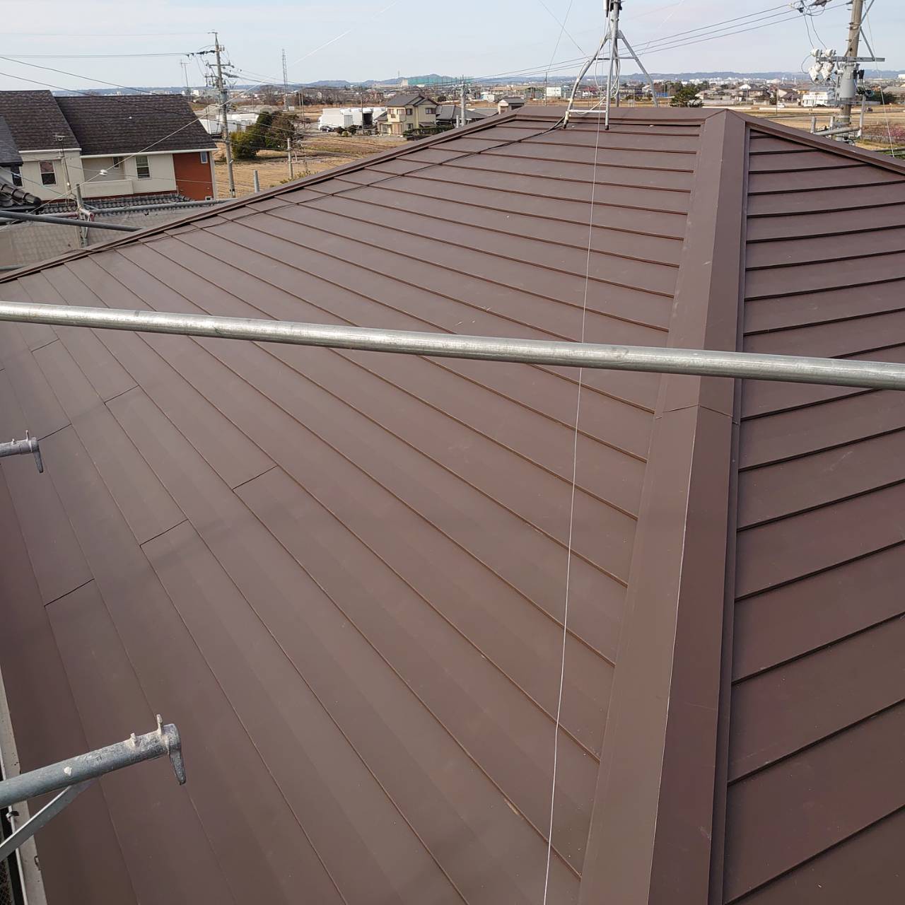 木造２階建て住宅で雨漏りがしているので、ガルバリウムのカバー工法で施工を行っています