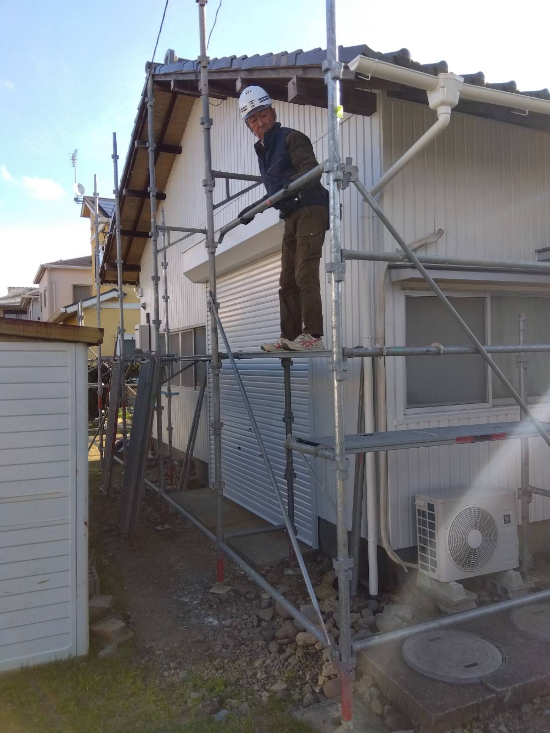 築３６年の木造平屋住宅の外壁をカバー工法で覆い、樋交換、シャッター塗装工事を行います。