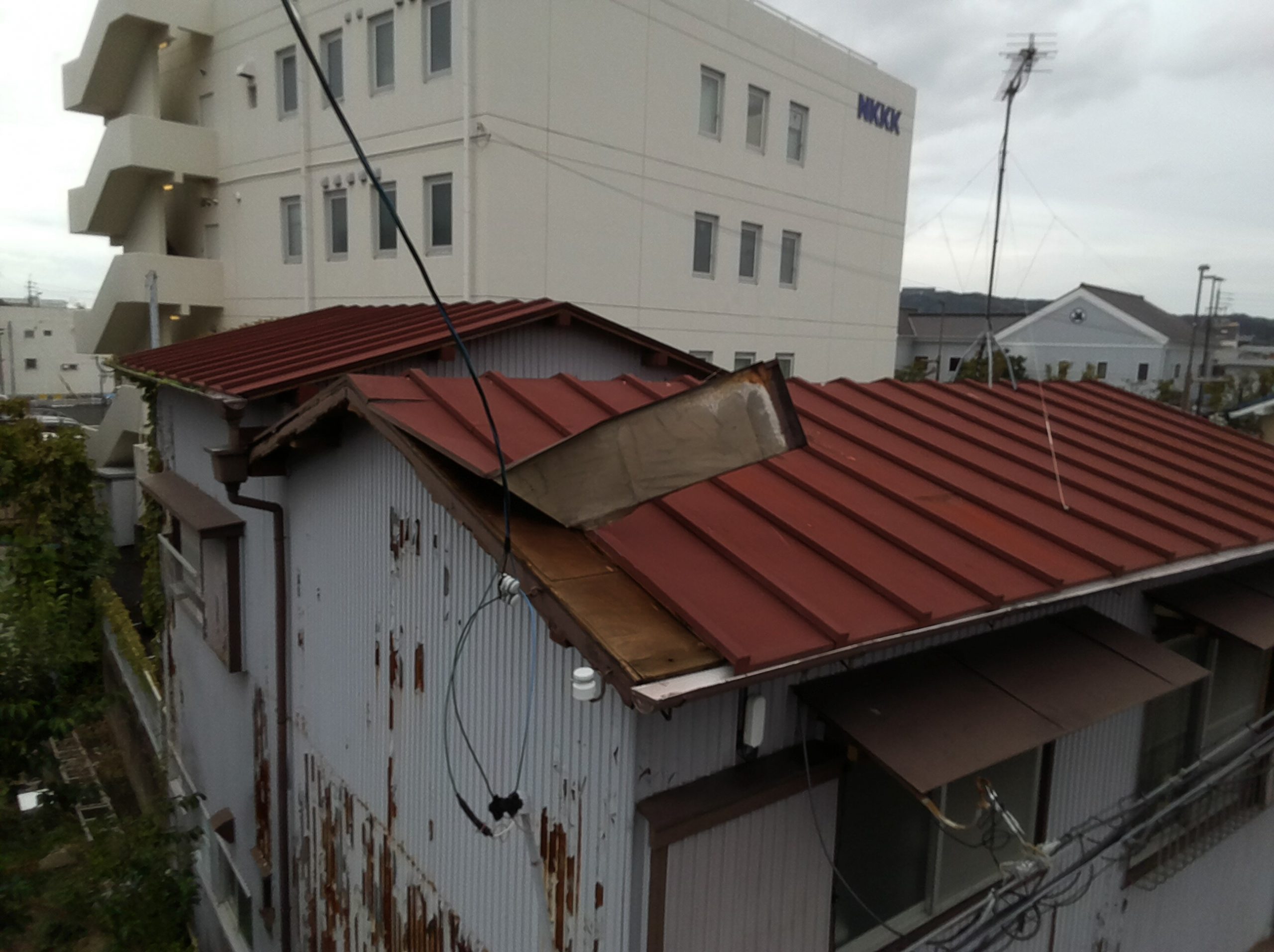 築３７年の木造２階建て住宅で強風による屋根破損の御連絡があり修理に伺いました