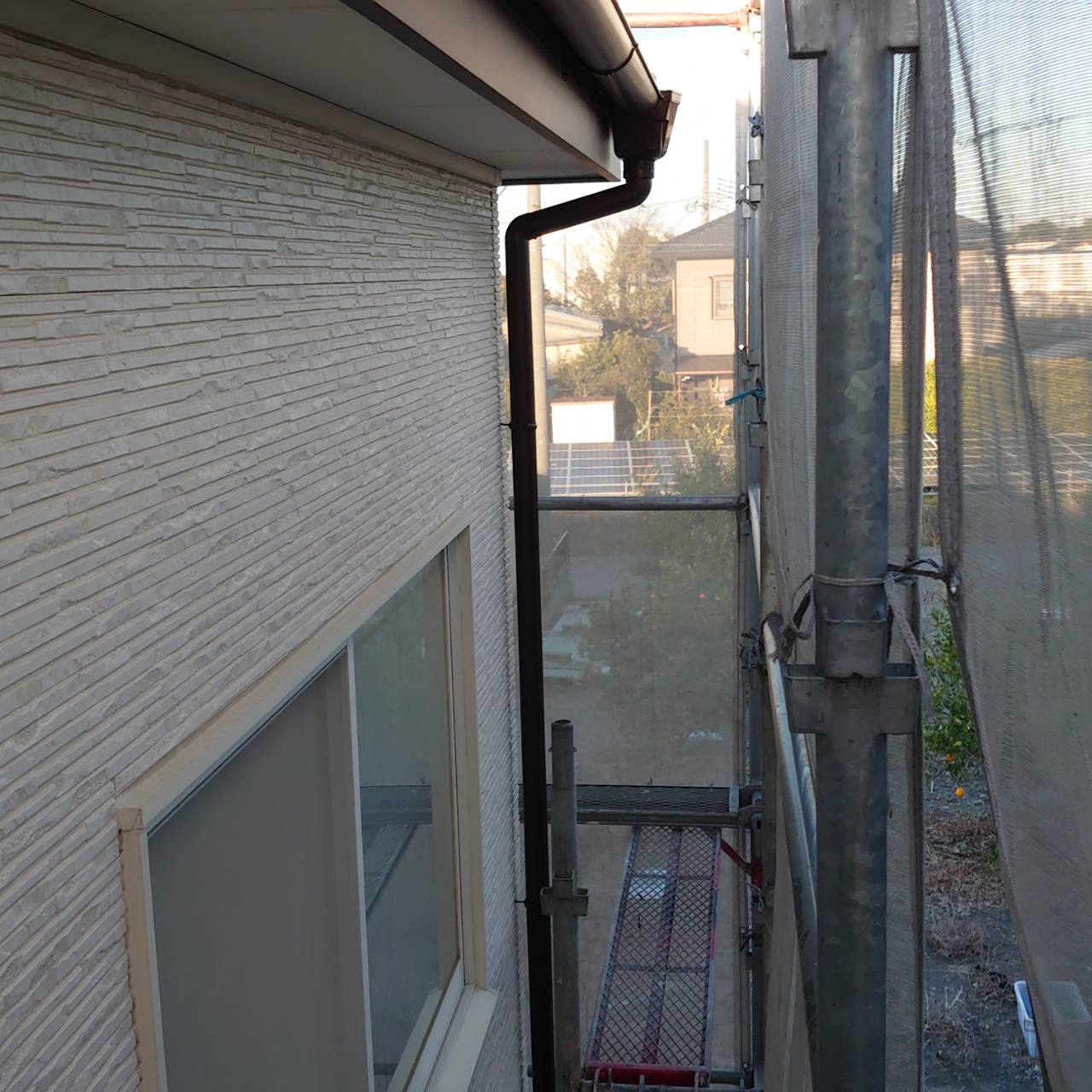 木造２階建ての屋根ガルバリウム鋼板施工と、外壁コーキング打ち替え工事を行っております。