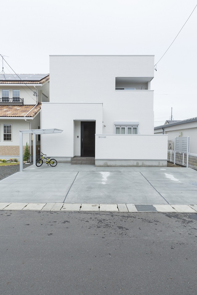 木造２階建て住宅の屋根をガルバリウム鋼板、陸屋根で仕上げる工事を行っております。