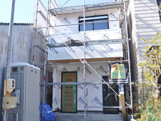 袋井市諸井で木造２階建て住宅の屋根にガルバリーム鋼板貼りと、ベランダのFRP防水工事を施工しています。