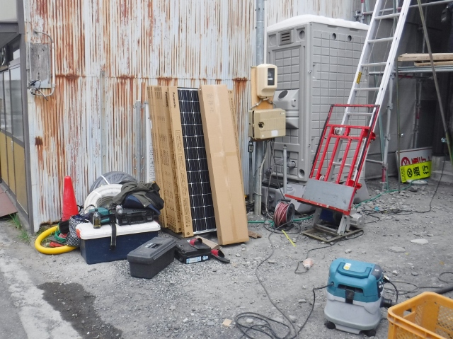 木造２階建て住宅の屋根に太陽光発電パネルの設置を行っております。