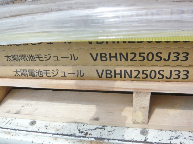 磐田市十郎島で２階建て住宅の屋根に太陽光パネルの設置工事を行っています