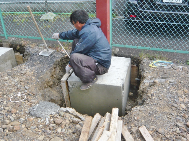 木造２階建て住宅のバルコニーを鉄骨造で製作して、その下を駐車スペースにする工事を行います。