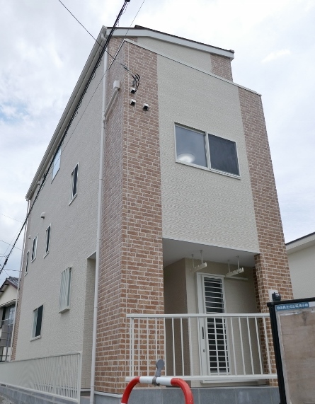 造３階建て住宅の屋根工事を行っております。