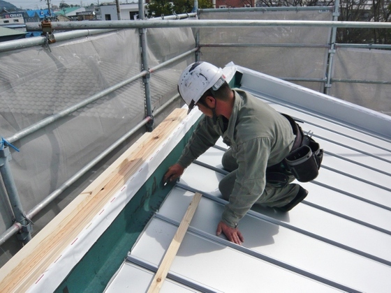 袋井市川井で木造２階建て住宅の片流れ屋根にガルバリウム鋼板の施工を行っております。