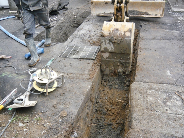 木造２階建て住宅の水道とガス配管を敷地内に引き込む工事を行っております。