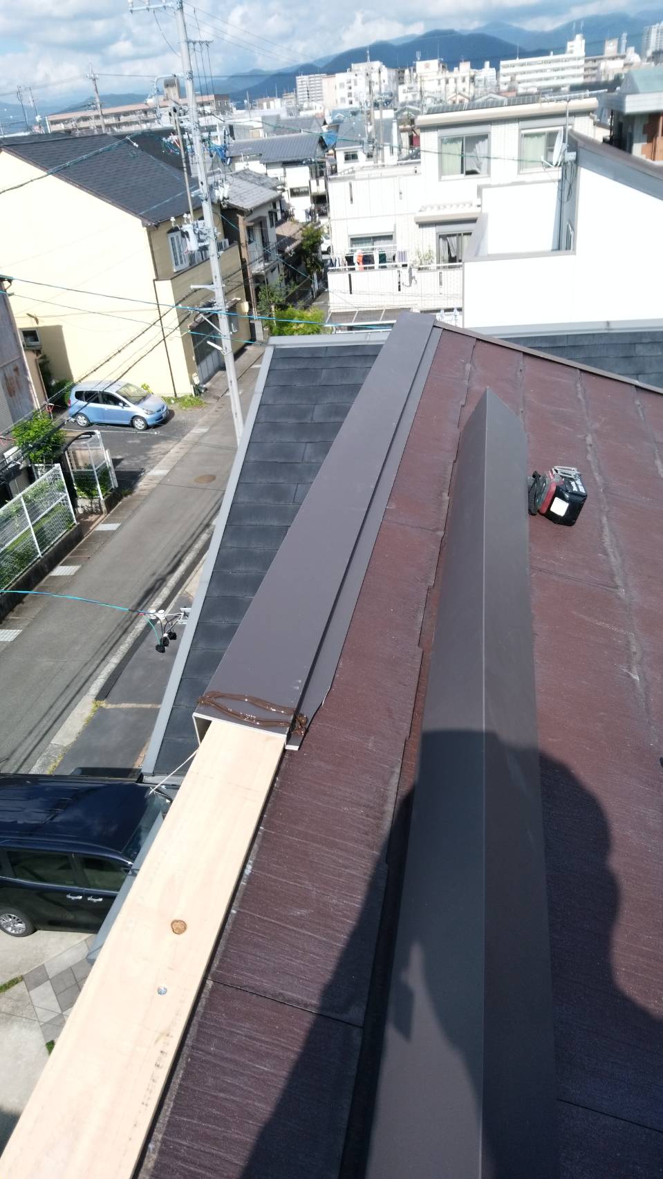 築２４年の３階建て住宅の棟板金の破損の対応に行って来ました