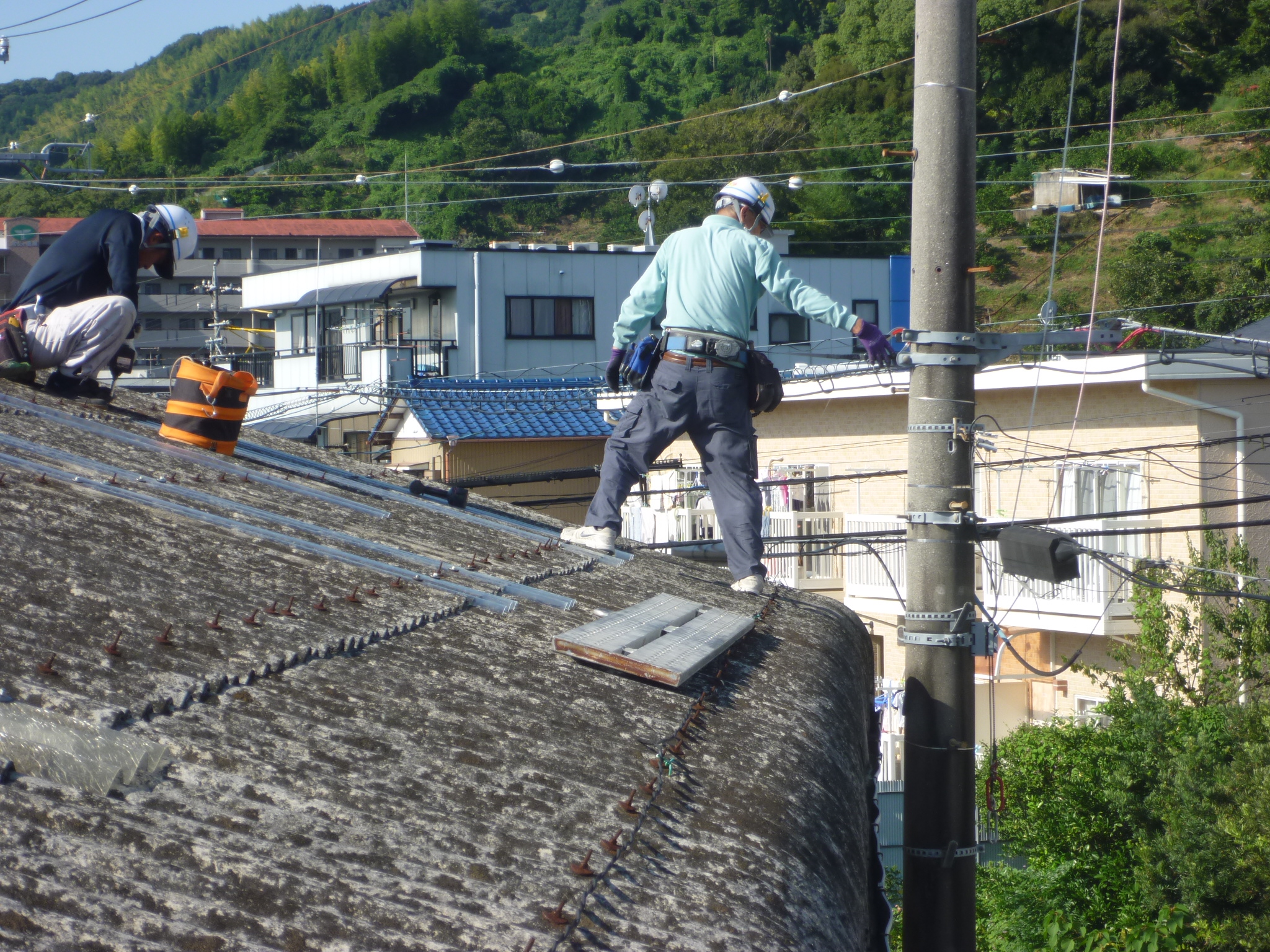 築３８年の倉庫屋根からの雨漏り調査を行いました。