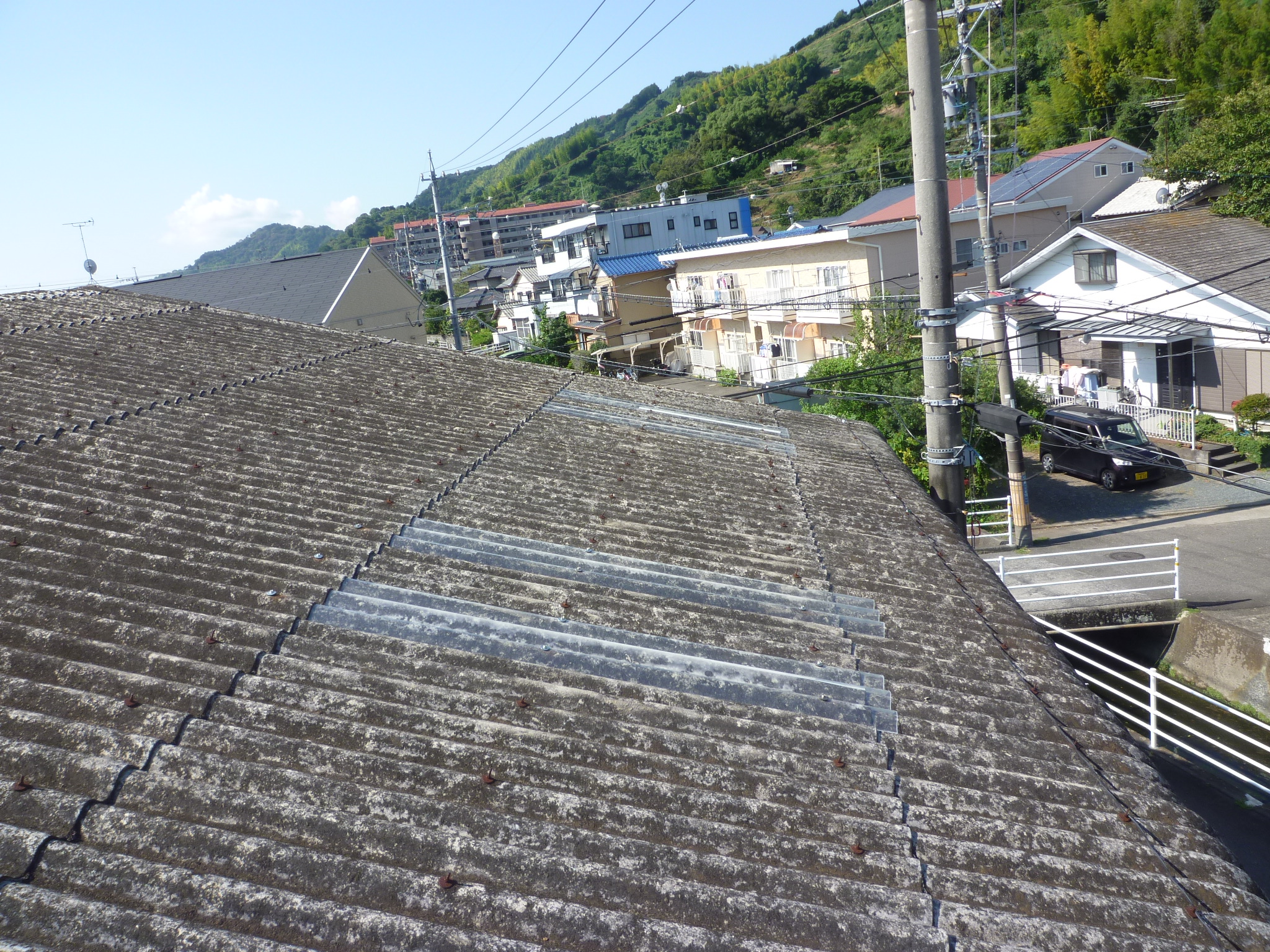 築３８年の倉庫屋根からの雨漏り調査を行いました。