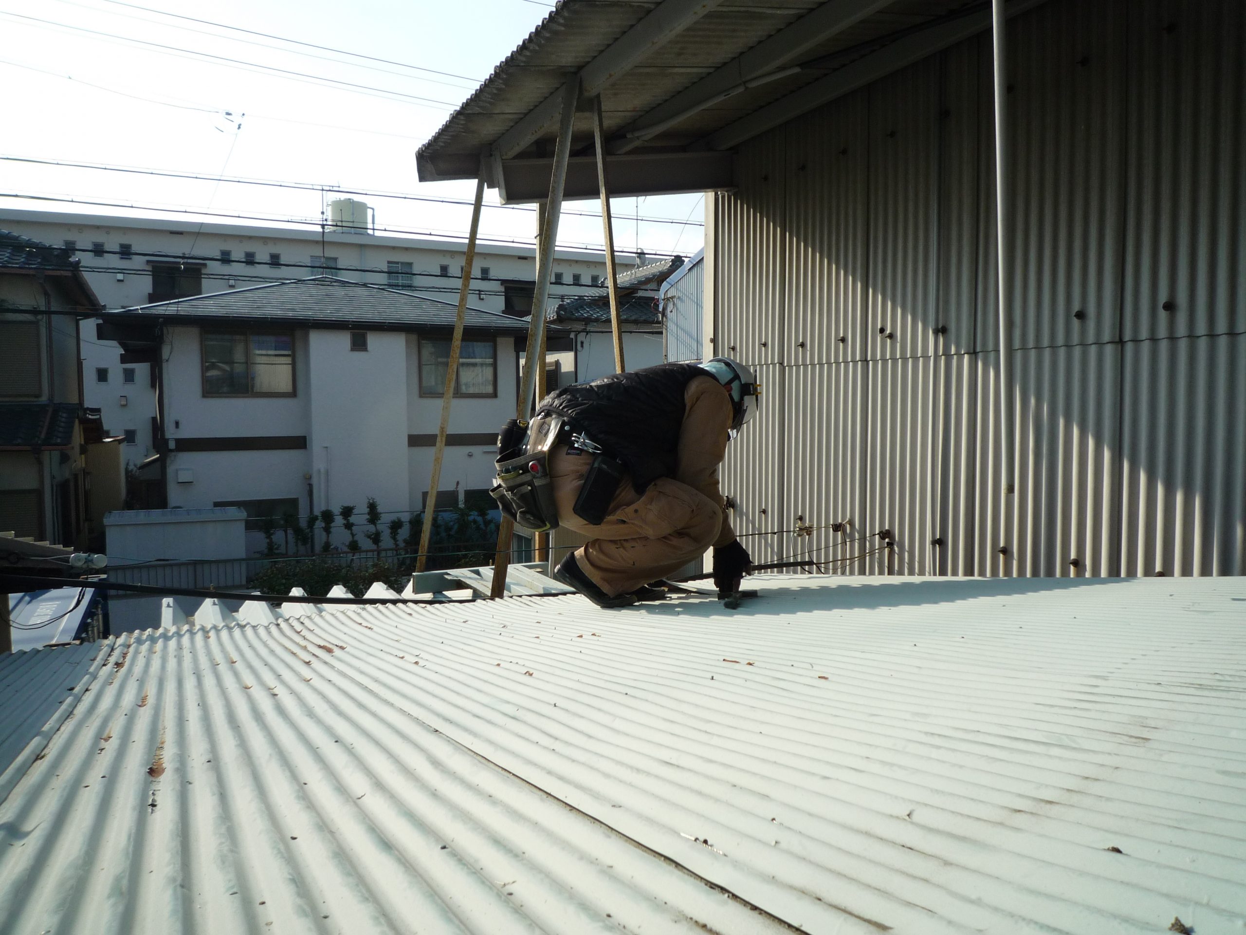 築４０年倉庫の屋根の修理依頼があり新たに下地を組んでカバー工法で覆いました