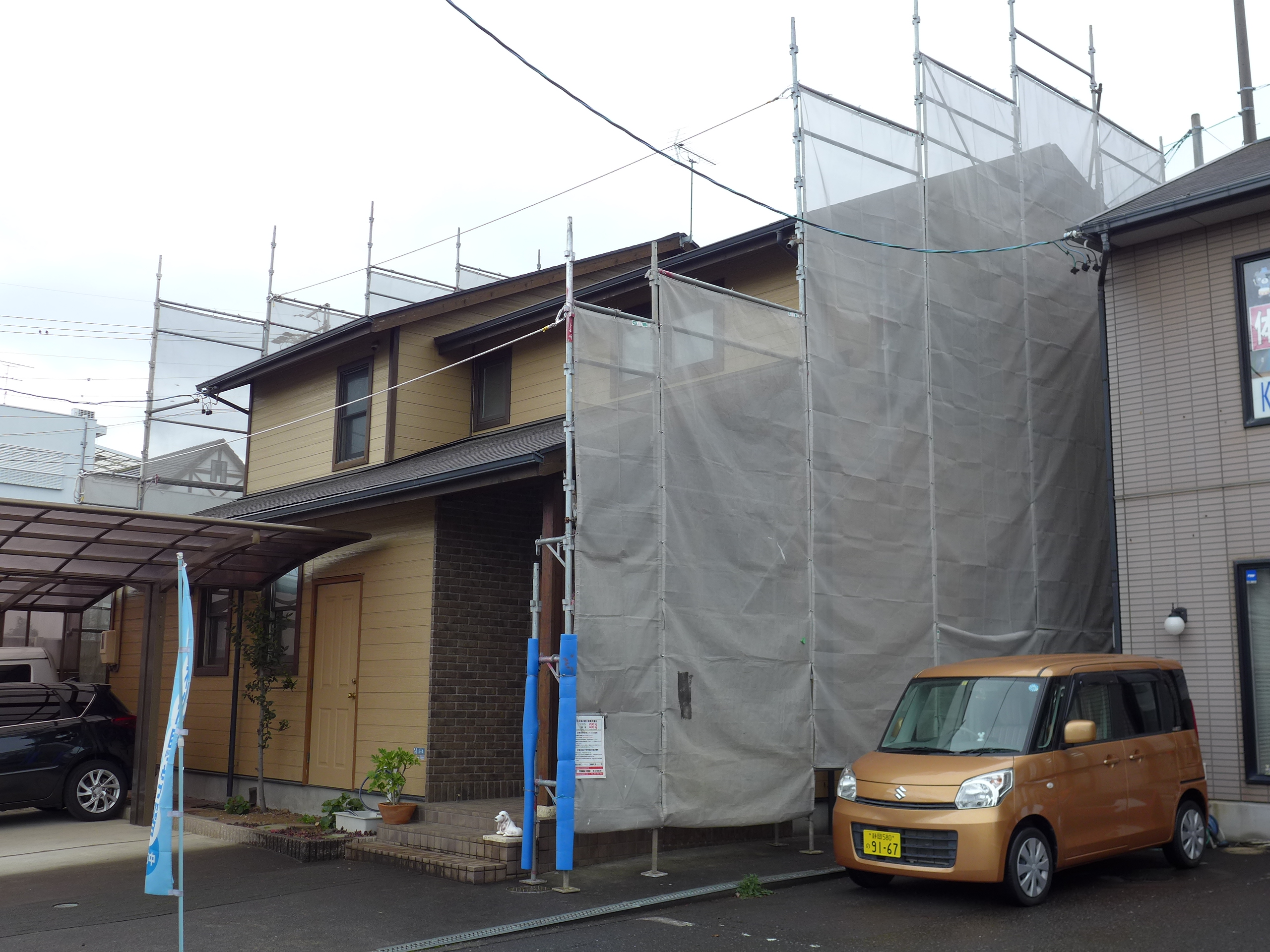 築２９年の住宅で屋根カバー工法と外壁コーキングの打ち替え工事を行っています。