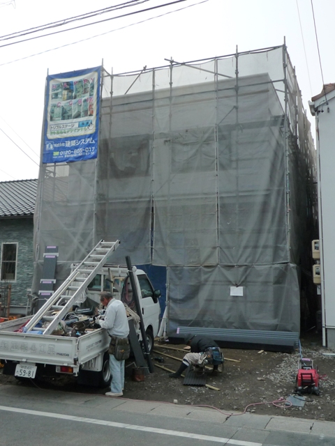 袋井市月見町で外壁のガルバリウム鋼板が現場に到着しました