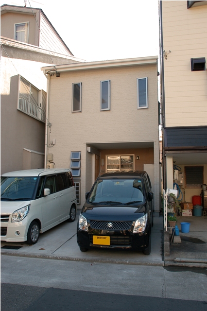 街の屋根やさん浜松店では屋根、外壁、ベランダ、樋などの修理を行っております。台風被害や雨漏りはもちろん瓦、カラーベスト、アスファルトシングル、板金、サイディング外壁の貼り替え、塗装工事など御要望がありましたら浜松市（中央区、浜名区、天竜区）磐田市、袋井市、掛川、菊川し、御前崎市、牧之原、湖西市、エリアを担当しておりますので御連絡下さい。屋根のカバー工法、破風板、棟板金の取替え、修理、カーポートや倉庫の屋根も施工致します。屋根の修理、外壁の塗り替え、リフォームの事ならこれからも街の屋根屋さん静岡店にお任せ下さい、屋根のホームドクターとして専門の職人達が安心の施工を行います。雨漏りの修理から外壁の塗装まで幅広くお客様のご要望にお応えしております。屋根専門のノウハウと知識を活かしてローコストで責任のあるリフォーム工事を提案しております。当社は設立して３７年の実績があり建築一筋でお客様のニーズにお応えしてまいりました。大切な住まいのメンテを確実にして長く安心して暮らせるマイホームへと変身させましょう。工事に関するお問い合わせ：街の屋根やさん静岡店0120-927-468までお問い合わせください。