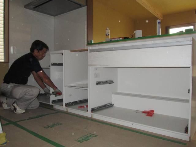 ３階建て住宅でシステムキッチンの設置工事を行っております。