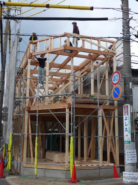 浜松市中央区曳馬で新築住宅の屋根を陸屋根工法で施工した様子