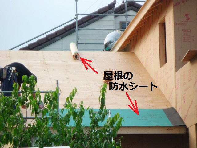 木造２階建て住宅の骨組みが完了したところで屋根の防水シート貼りの施工をスタートします