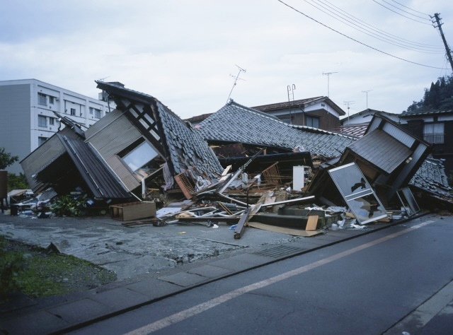 木造２階建て住宅の屋根をガルバリウム鋼板葺きの施工と外壁サイディング工事を行っております。