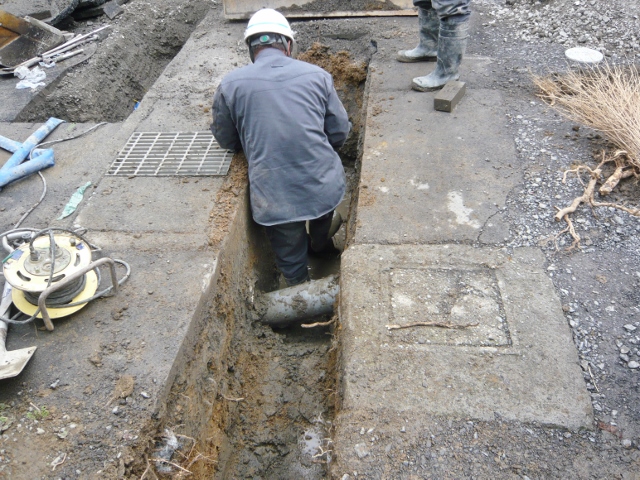 木造２階建て住宅の水道とガス配管を敷地内に引き込む工事を行っております。