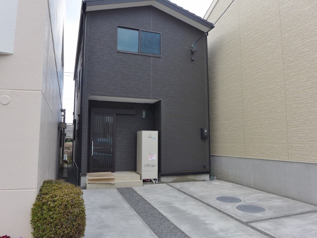 木造２階建て住宅のベランダ部分に洗濯干し金具の設置工事を行っております。