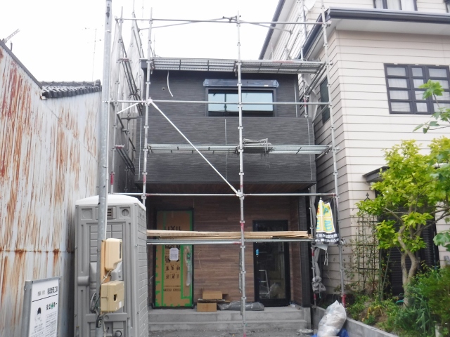 木造２階建て住宅の屋根に太陽光発電パネルの設置を行っております。