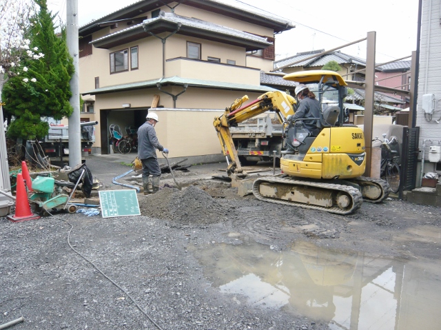 木造２階建て住宅の水道とガス配管を敷地内に引き込む工事を行っております。