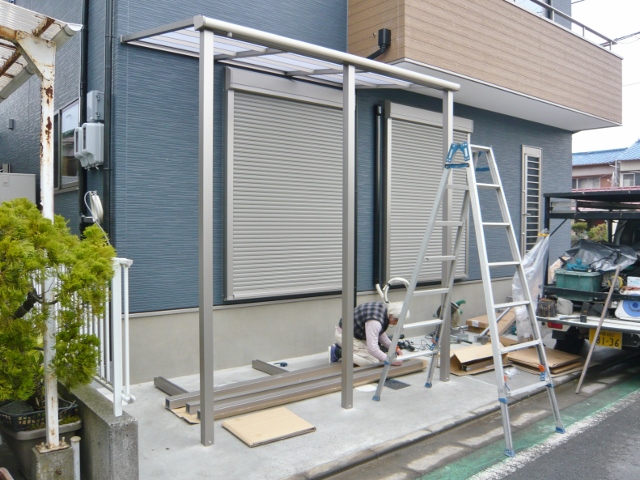 木造２階建て住宅の駐車場の舗装と、アルミ建材の設置工事を行っております。