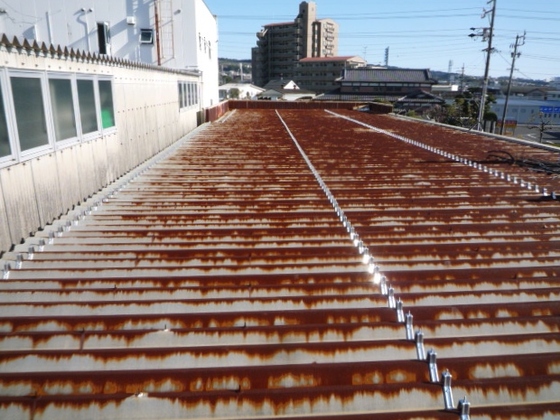 事務所兼倉庫の屋根の葺き替えをします。