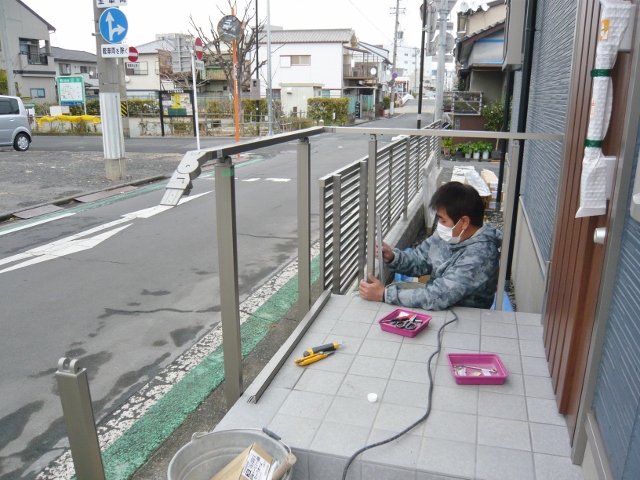 木造２階建て住宅の駐車場の舗装と、アルミ建材の設置工事を行っております。