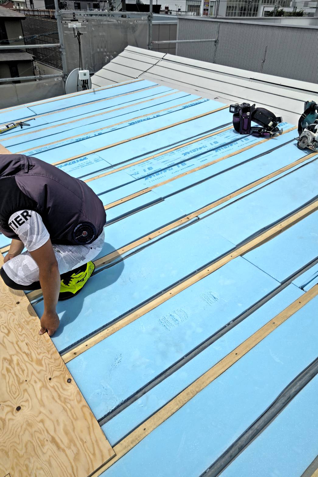 木造２階建て住宅、屋根のカバー工法及び外壁塗装塗り替え工事を行っております