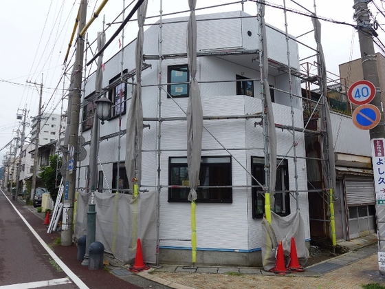 浜松市中央区神原町で外壁工事と陸屋根をガルバリウム鋼板貼り施工のお客様