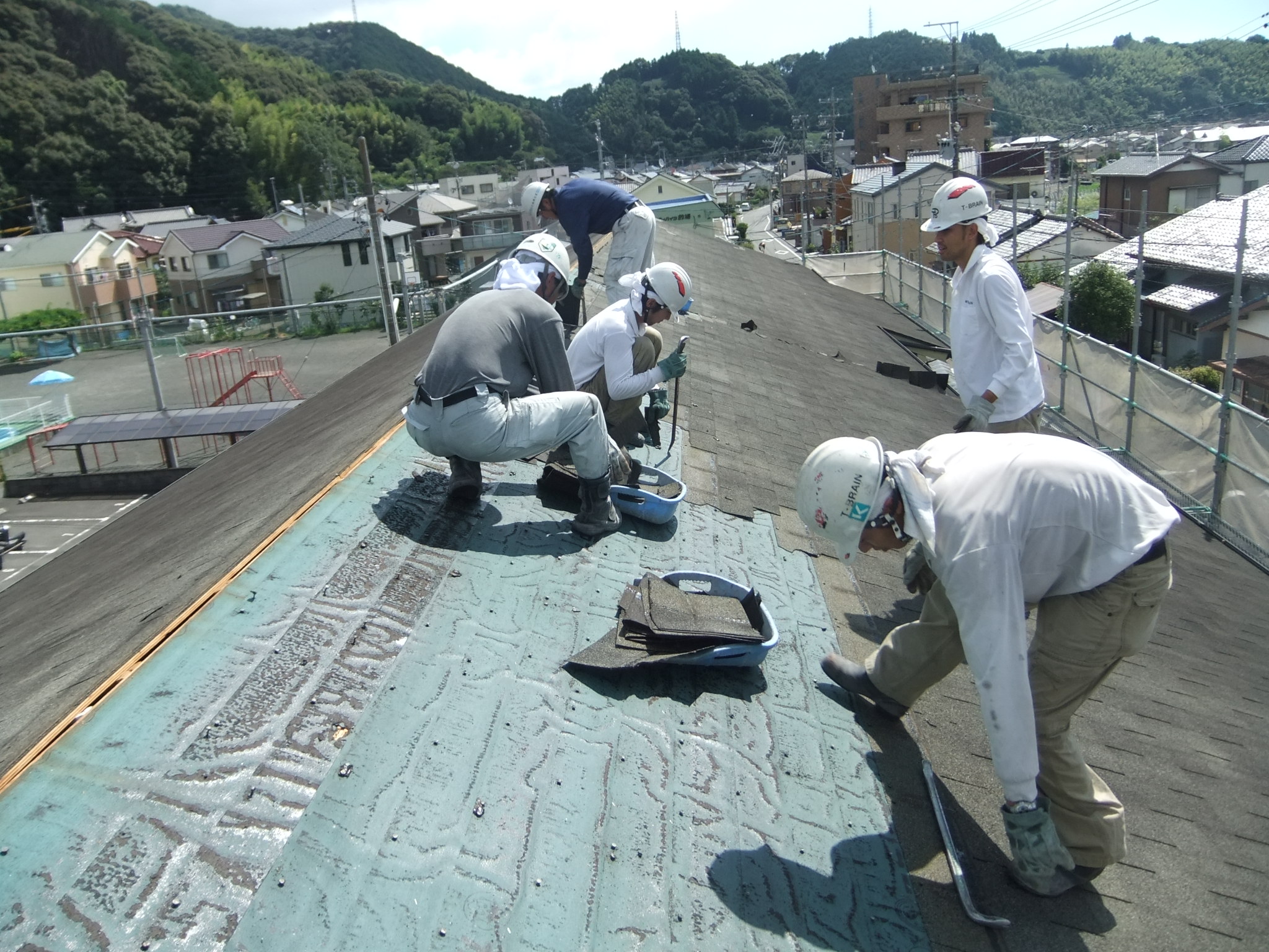 築２８年木造２階建てアパートの屋根の老朽化で、屋根の貼り替え工事を行うことになりました。