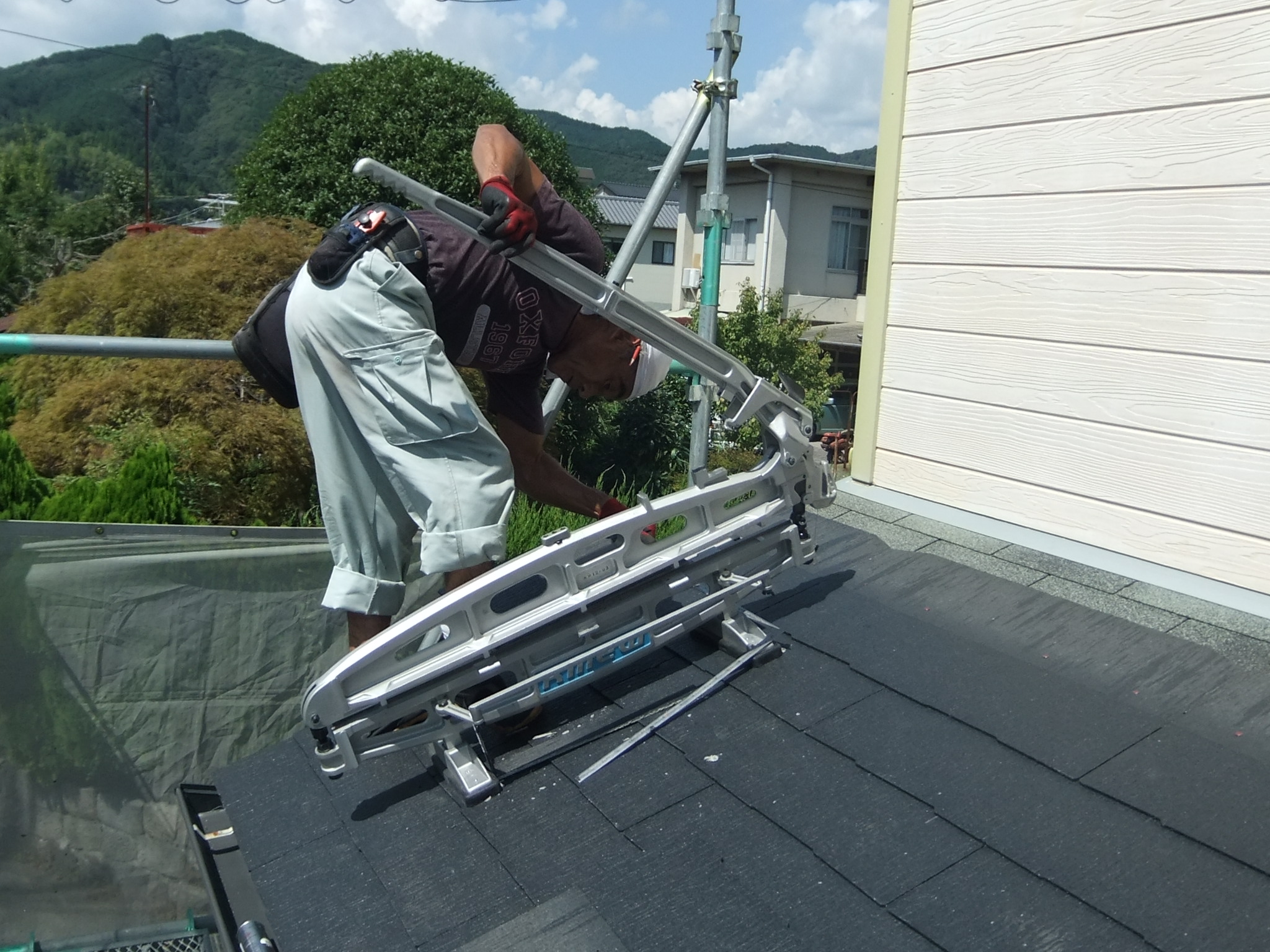 築３２年木造２階建て住宅の屋根の劣化で、上からカバー工法で新たな屋根に葺き替えました。