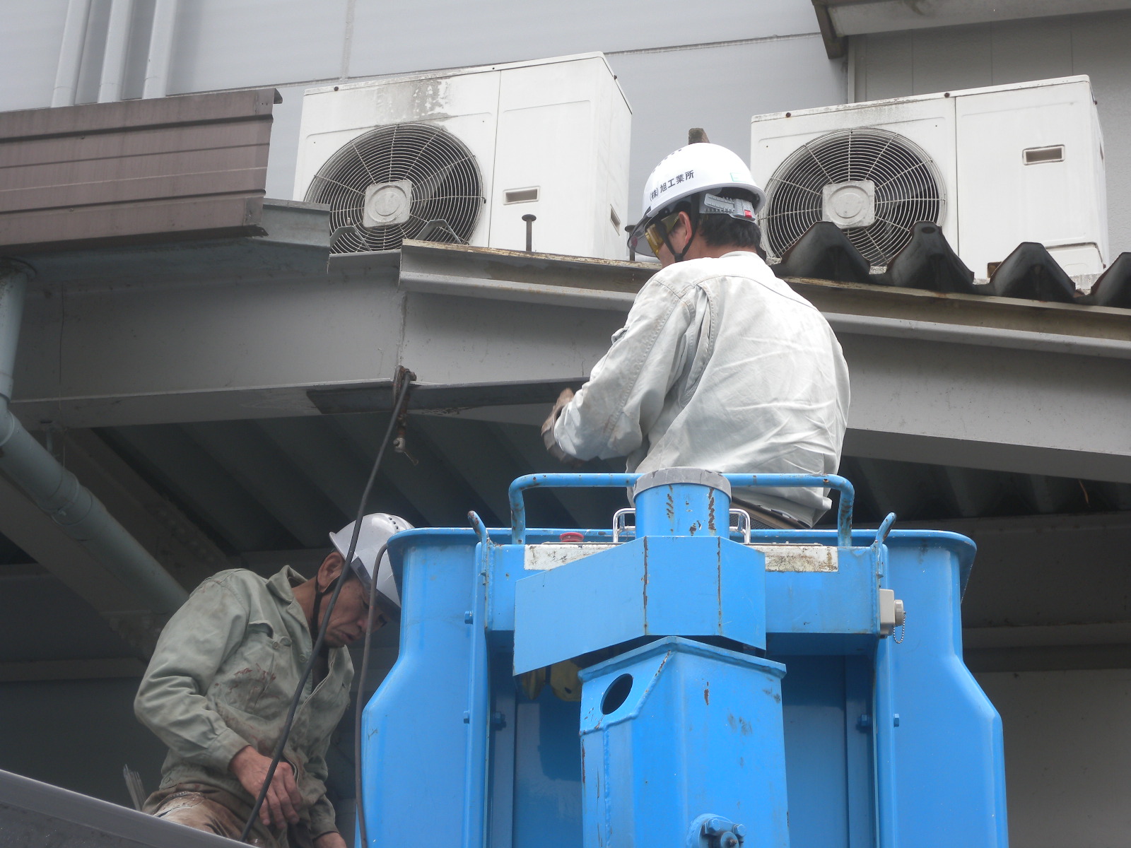 築２５年の工場入口のひさしの雨漏りで、樋の修復工事を行っております。