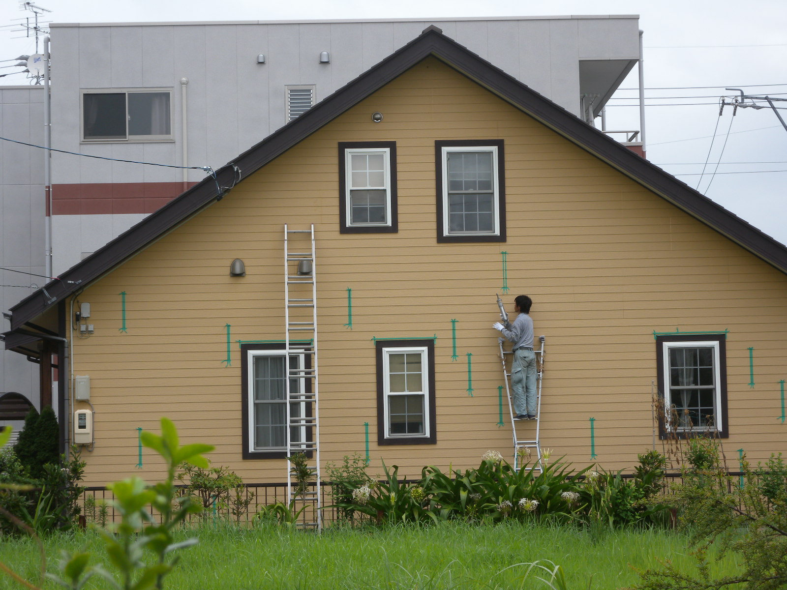 築１７年の木造２階建て住宅の外壁サイディングが板と板の間に隙間が出てしまったとの連絡で補修を行いました。