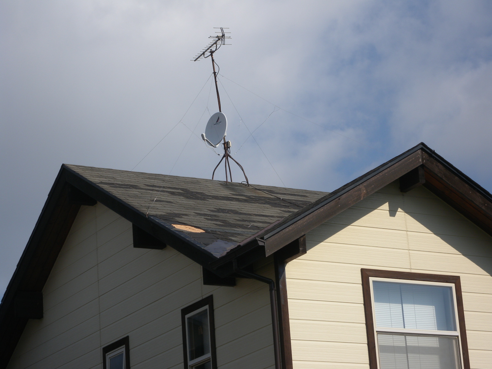 築２７年の木造２階建て住宅の屋根が強風で破損したのでガルバリウム鋼板でカバー工法で葺き替えました。