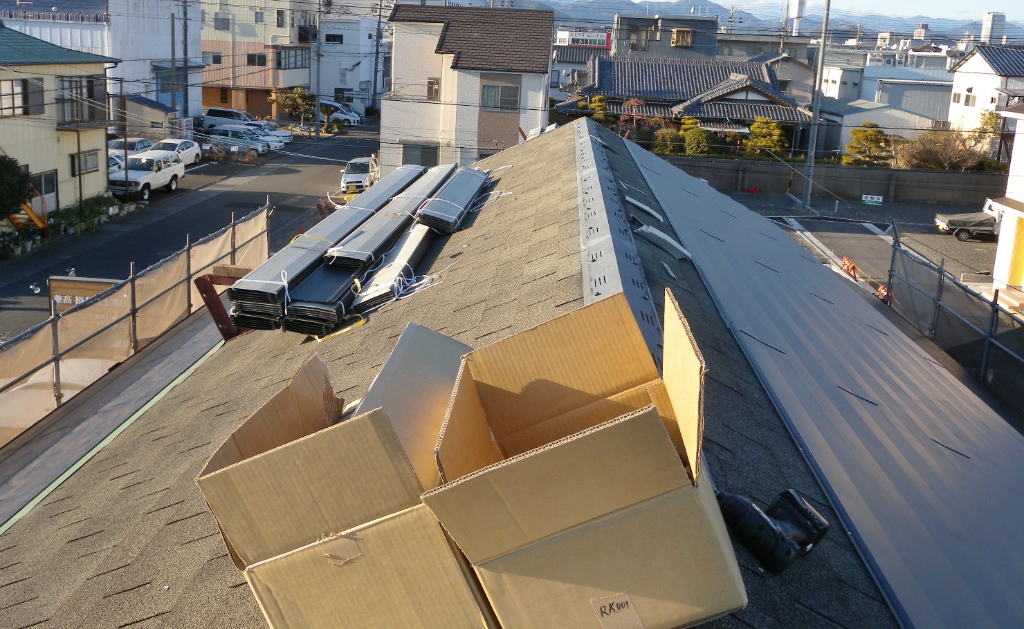 築２１年の木造２階建て住宅の屋根が強風で破損したのでカバー工法で葺き替えました。