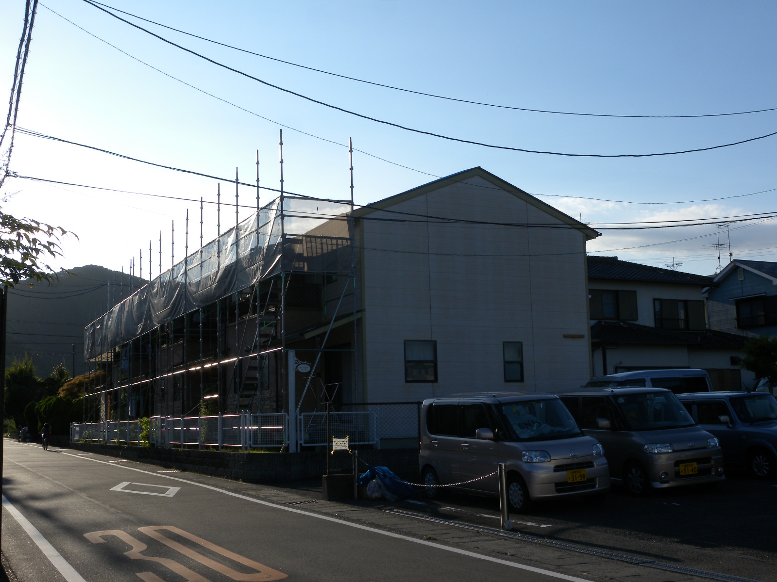 袋井市春岡で築２８年木造２階建てアパートの屋根の老朽化で、屋根の貼り替え工事を行っております