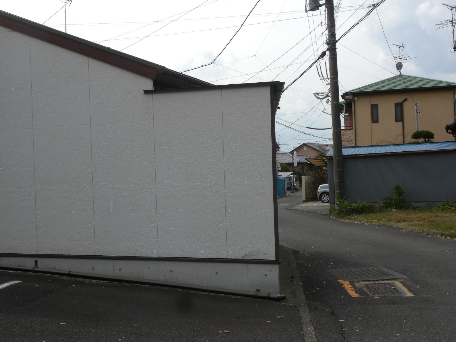 磐田市玉越で、鉄骨造の倉庫兼車庫の外壁に車がぶつかり破損した部分を張り替える工事を行いました