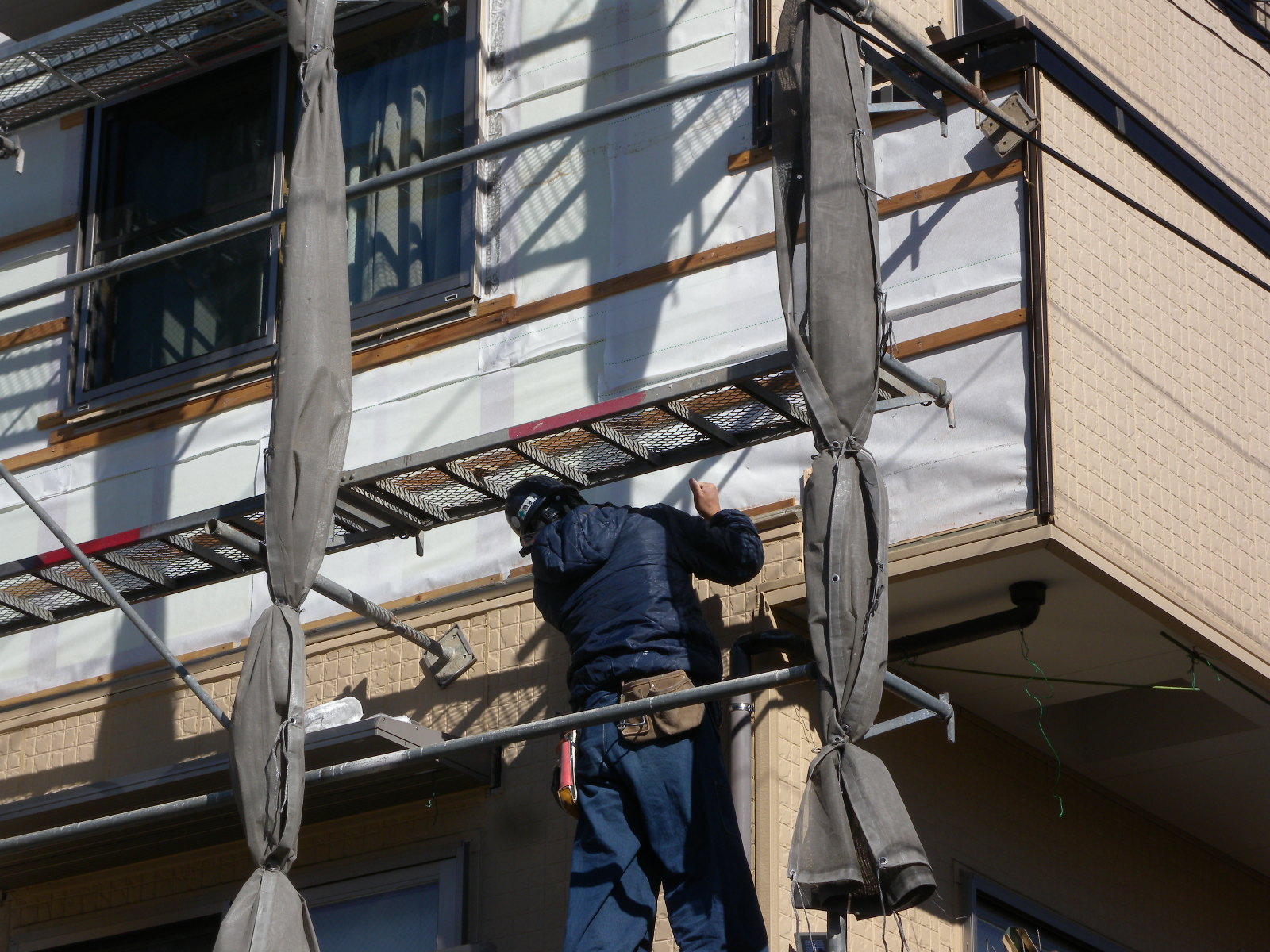 木造３階建て住宅の外壁サイディングからの雨漏りで原因調査をして、外壁の貼り替え工事を行っております。