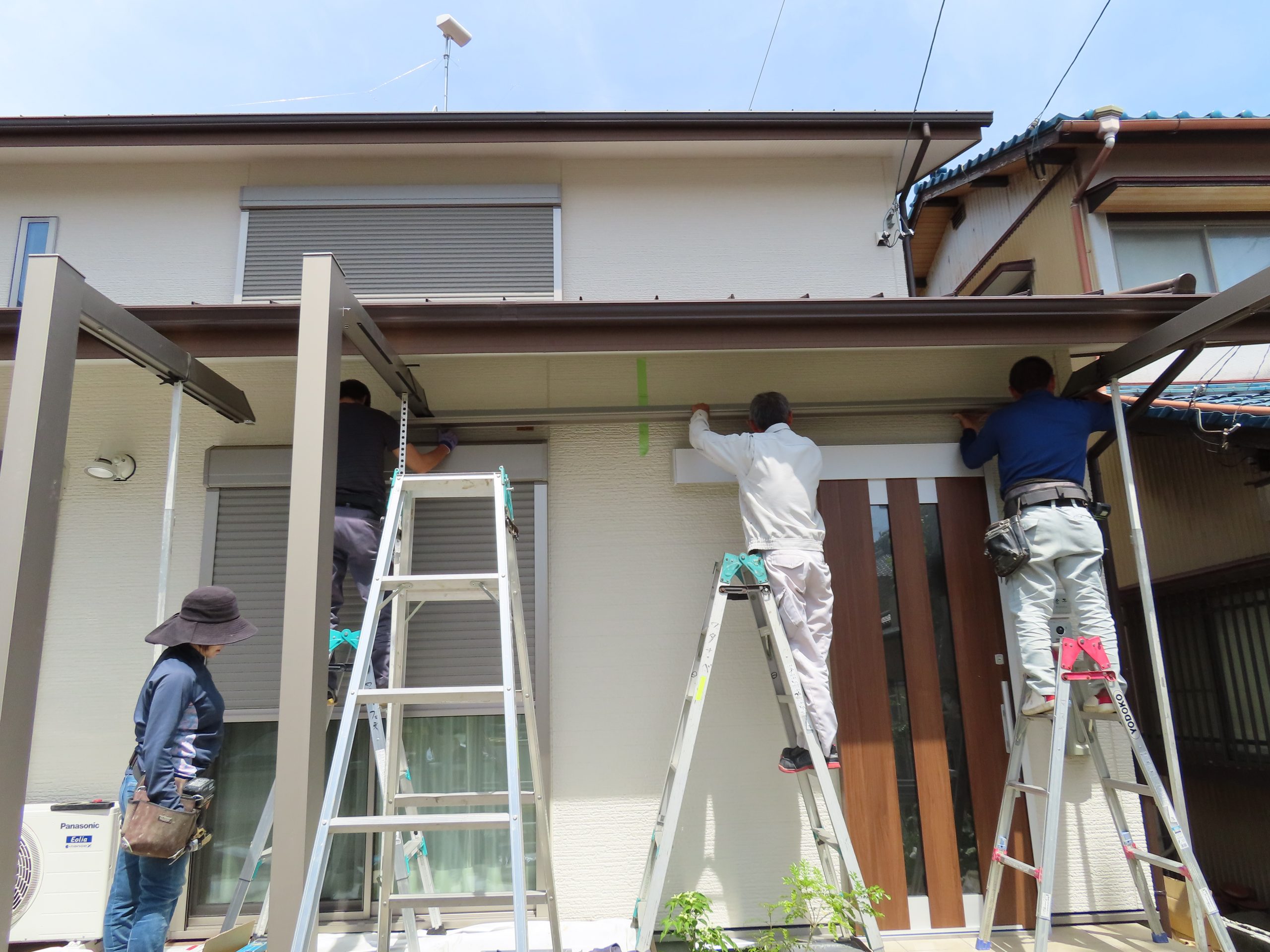 築３年の木造住宅２階建て住宅のにテラス屋根の設置とサンシェードの取り付け工事を行いました。