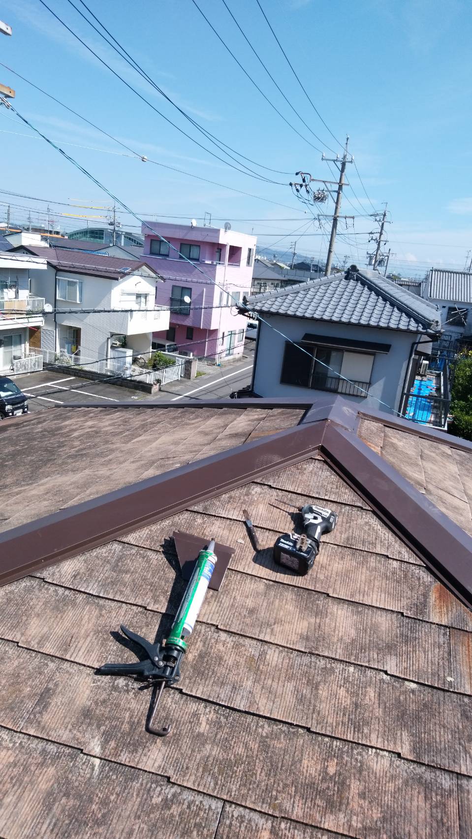 築４５年の木造２階建て住宅の棟板金の修理を行いました