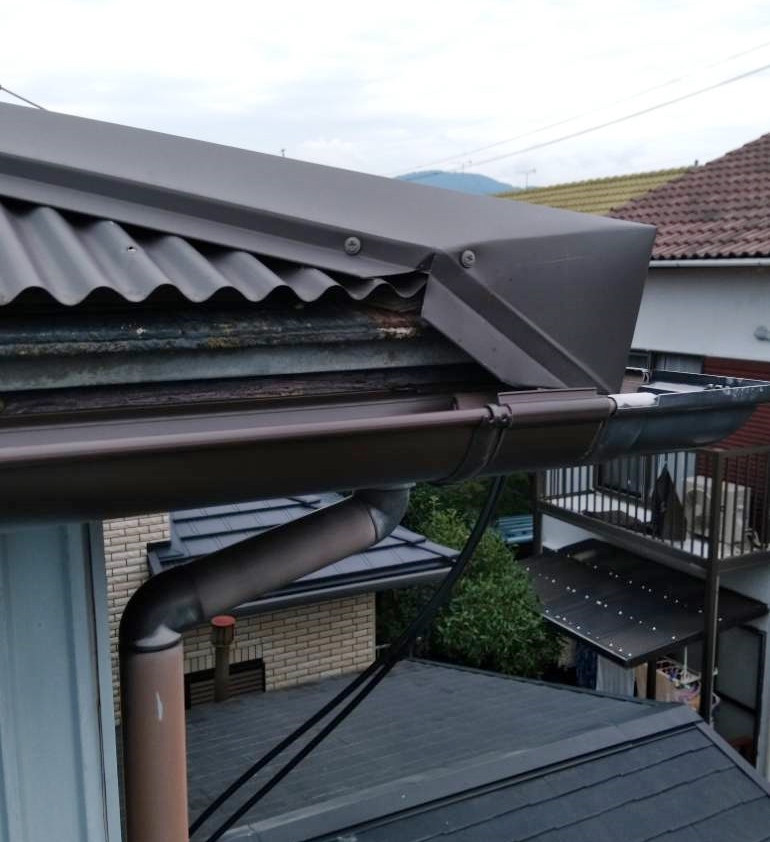 築４１年の２階建て住宅の雨樋の破損現場の修理を行いました。