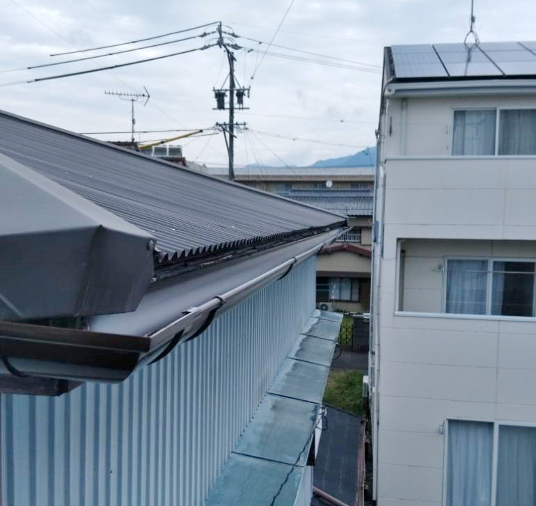 築４１年の２階建て住宅の雨樋の破損現場の修理を行いました。