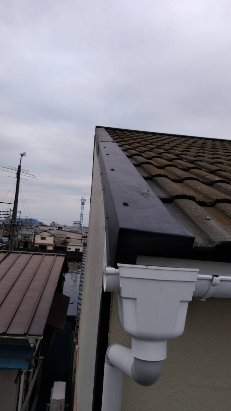 築２９年の３階建て住宅で強風に煽られて破風板金が捲れ上がった現場の修理を行いました。