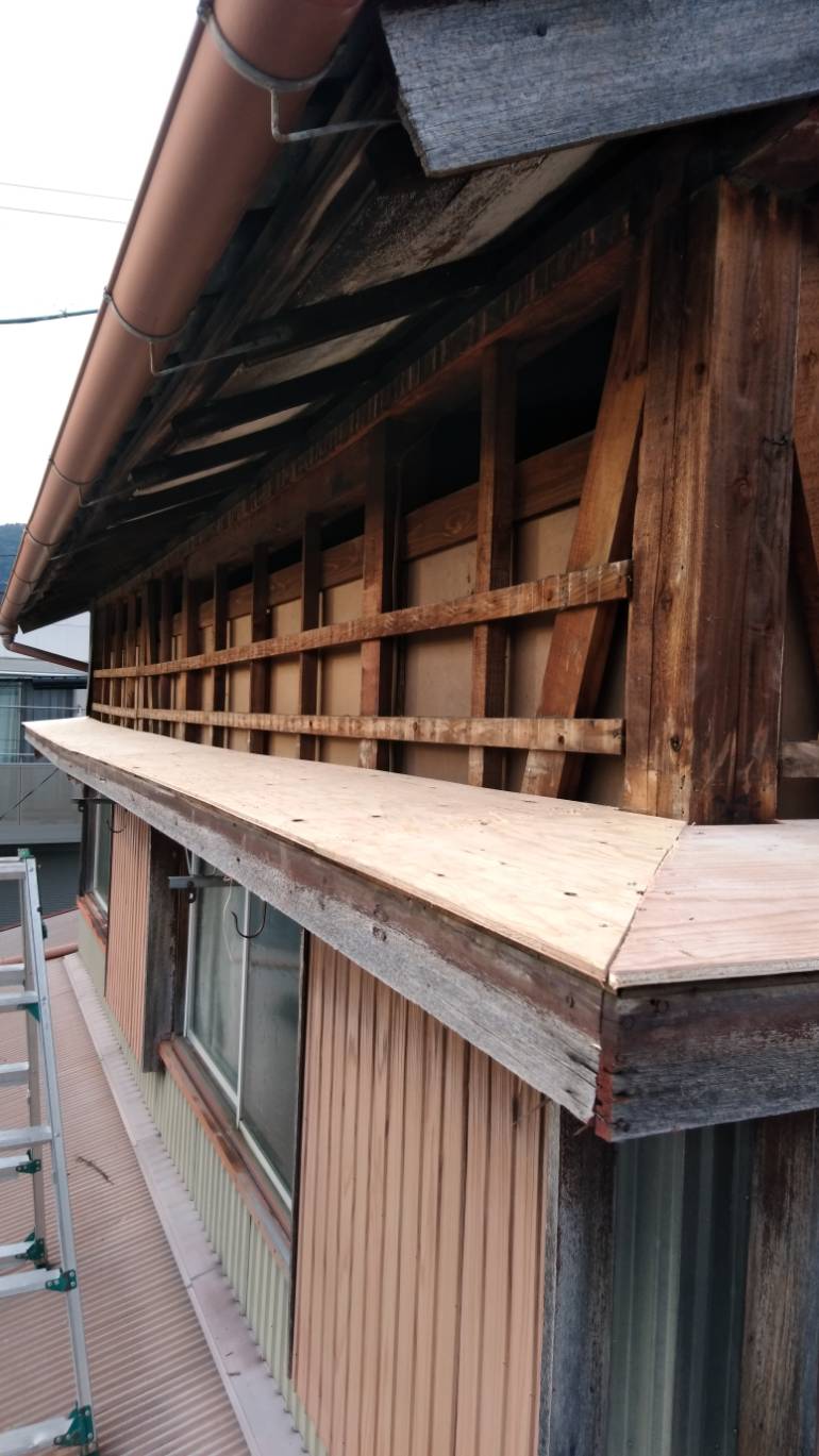 築４６年の２階建て住宅の屋根、外壁の老朽化による雨漏りのお問い合わせがあり、 現地調査を見積りを行いました。