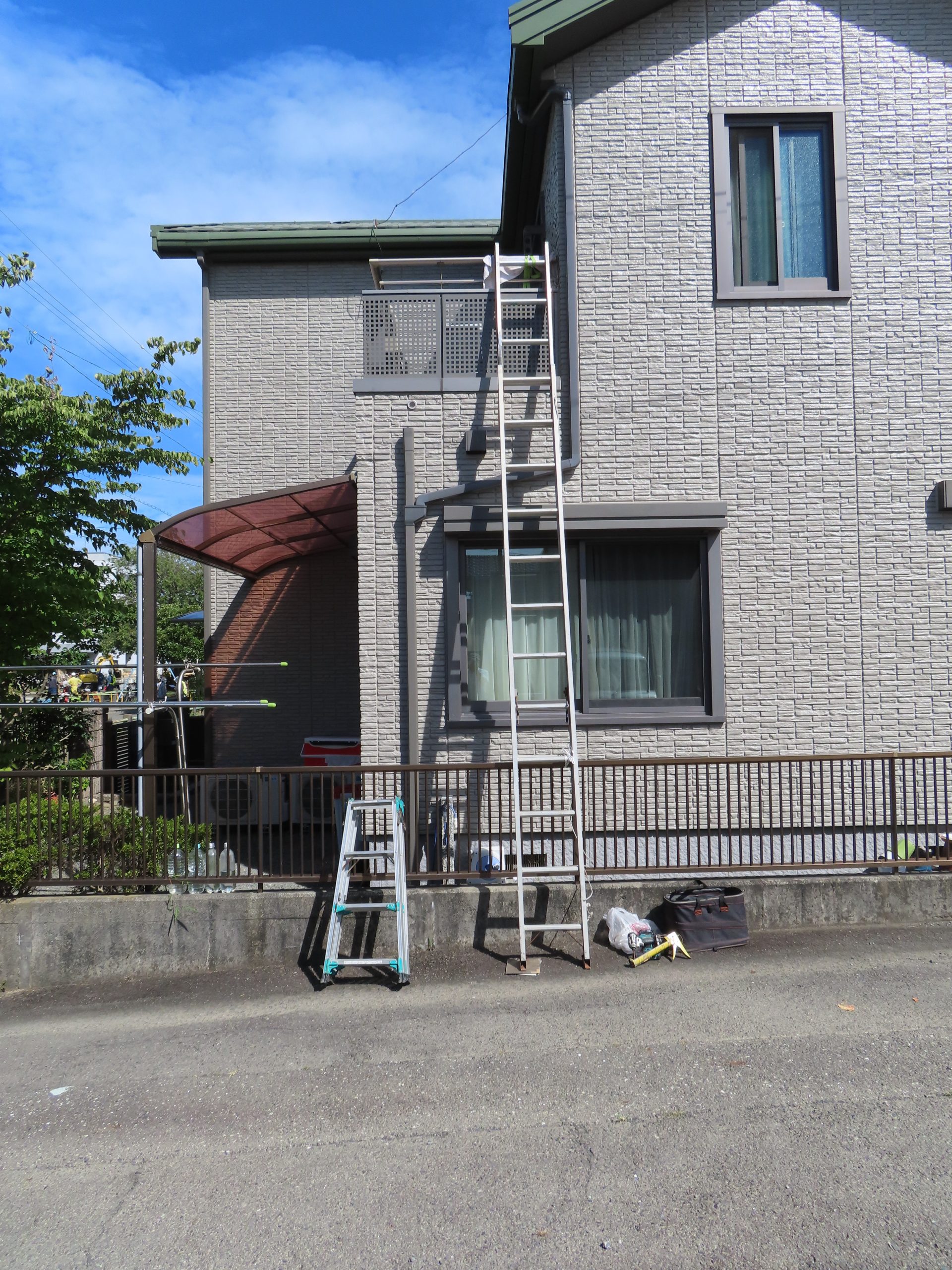 ２階建て住宅のバルコニーにＦＲＰ防水を施工し、雨除けひさしを設置する工事を行います。